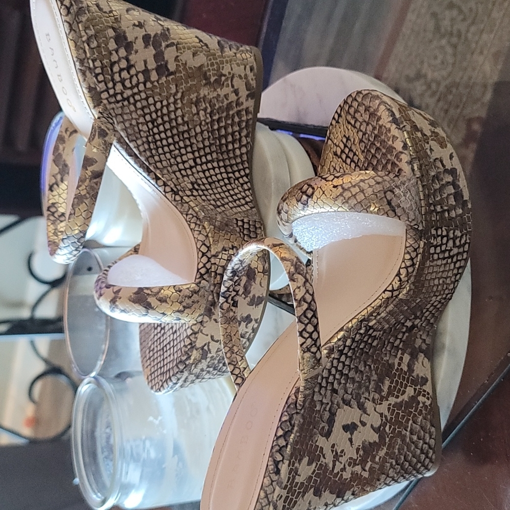 Bamboo Alligator Print Platform Wedge Sandals - Picture 4 of 8